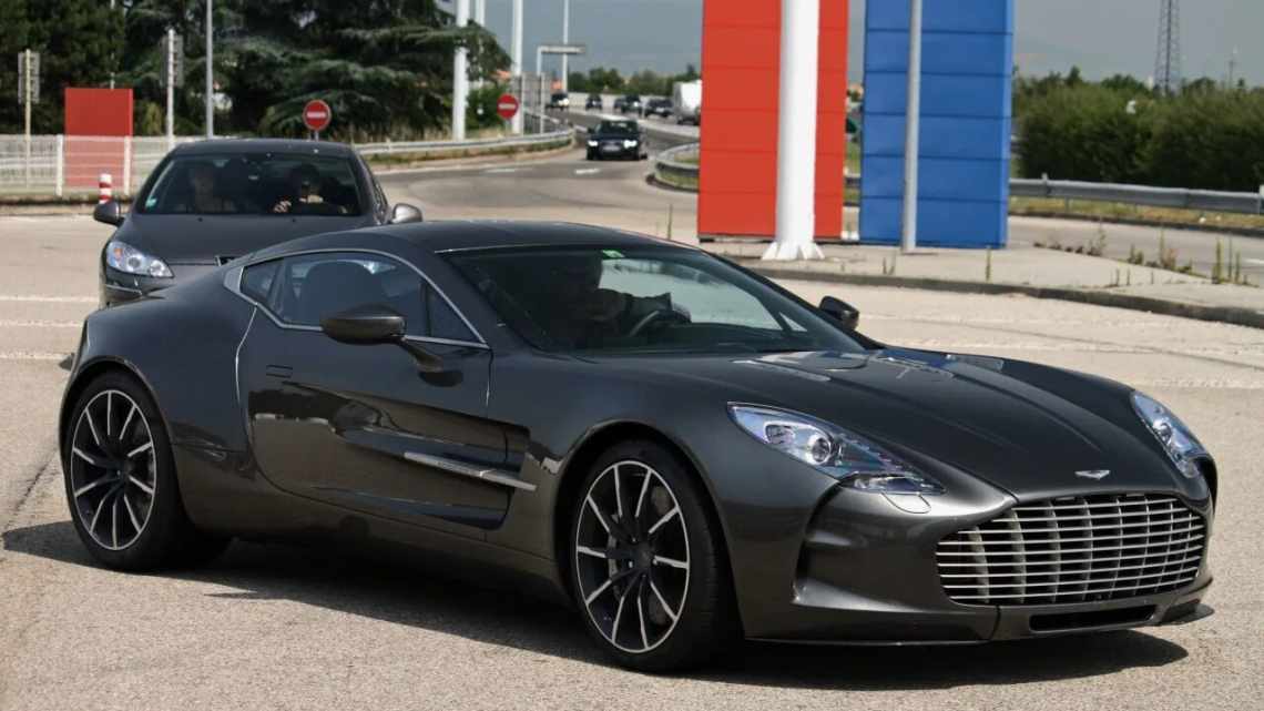 Aston Martin дразнит публику