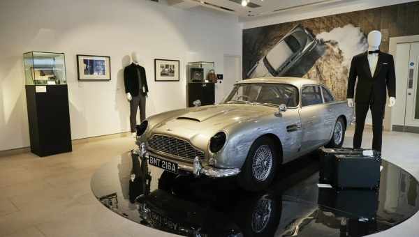 Настоящий Aston Martin DB5 Джеймса Бонда уйдет с аукциона