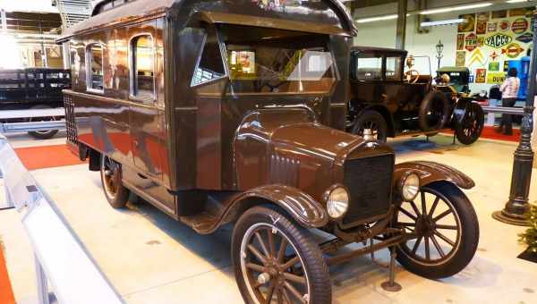 Винтажный цирковой фургон Ford Model T продавался вместе с тремя сибирскими тиграми