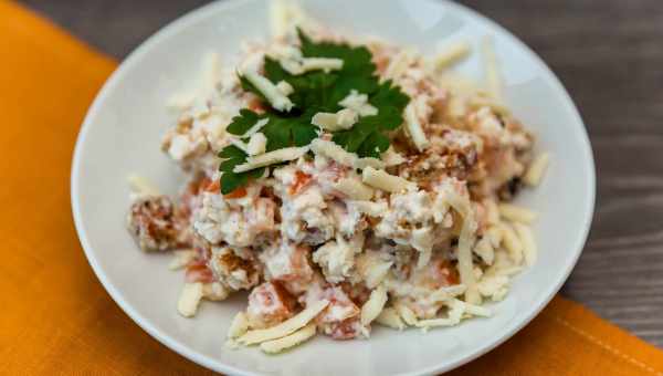 Салат с ветчиной и плавленым сыром