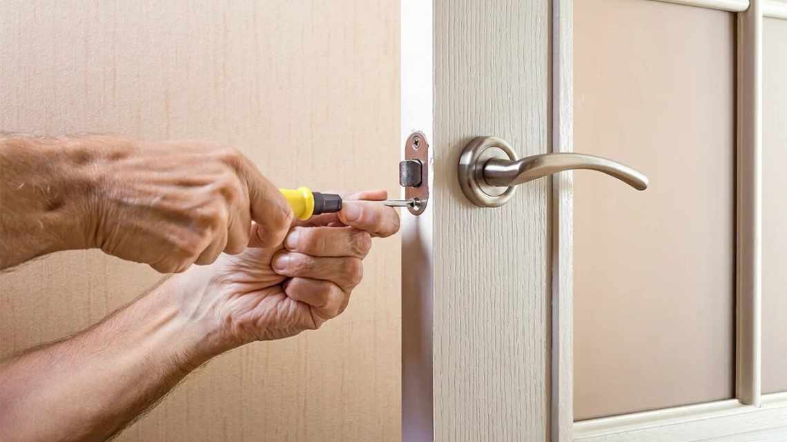 Особенности осуществления ремонта дверных ручек металлических дверей