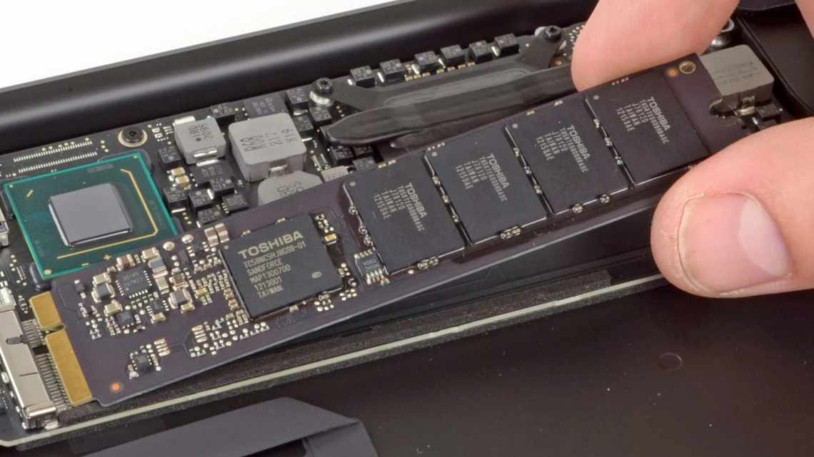 В iMac Pro нашли четыре модуля оперативной памяти и два накопителя SSD