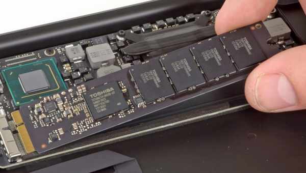 В iMac Pro нашли четыре модуля оперативной памяти и два накопителя SSD