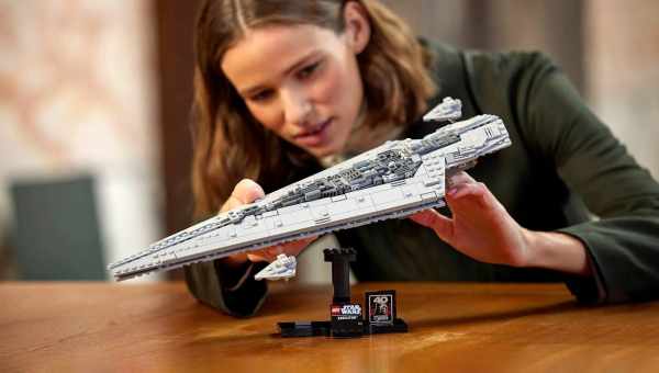 Super Star Destroyer собрали из Lego и... разрушили