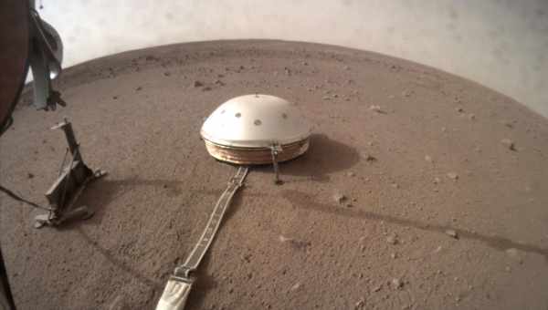 InSight накрыл сейсмограф колпаком