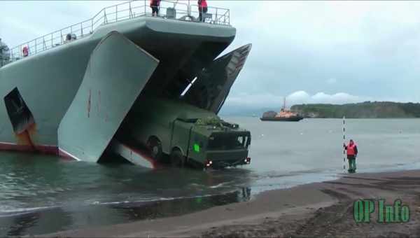 Индийцы спустили на воду фрегат-невидимку