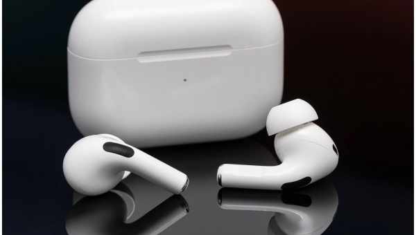 Этот чехол для ваших AirPods от Gucci стоит $980. Только не говорите, что он вам не нужен